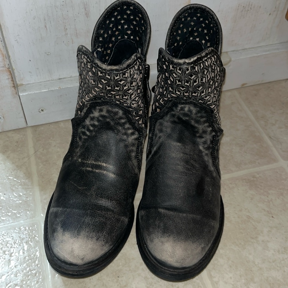 Circle G By Corral Shortie Grey Cutout Bootie size 8 1/2.